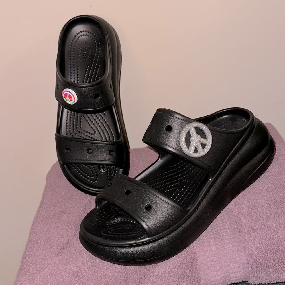 CROCS — Brand NEW — Classic Crush Platform Sandals — Black — size: W•7 / M•5